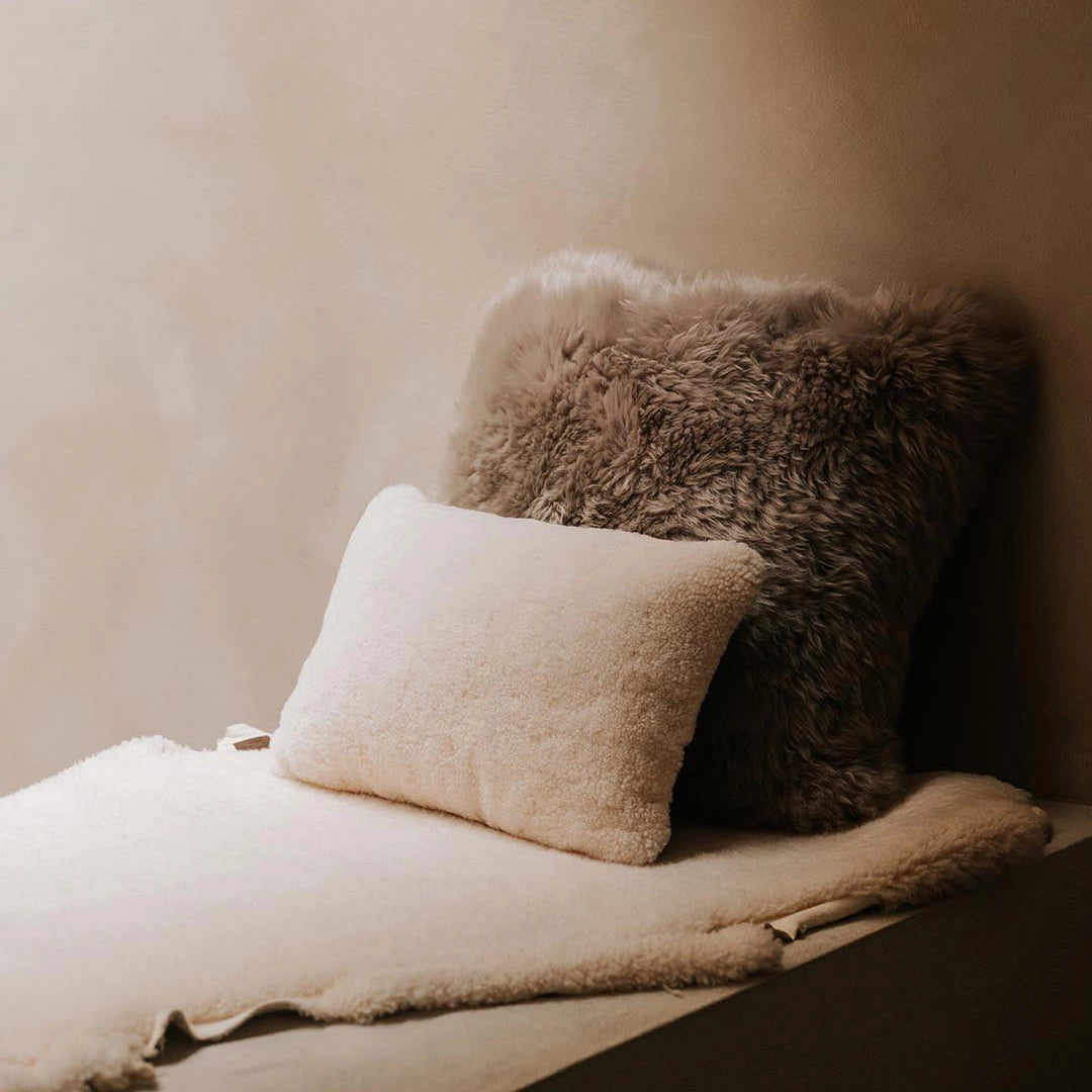 Kussen van merinowol curley wool ecru 43x28 1